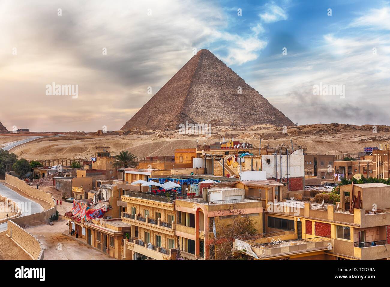 La pirámide de Keops y la cercana localidad de Giza en El Cairo, Egipto. Foto de stock