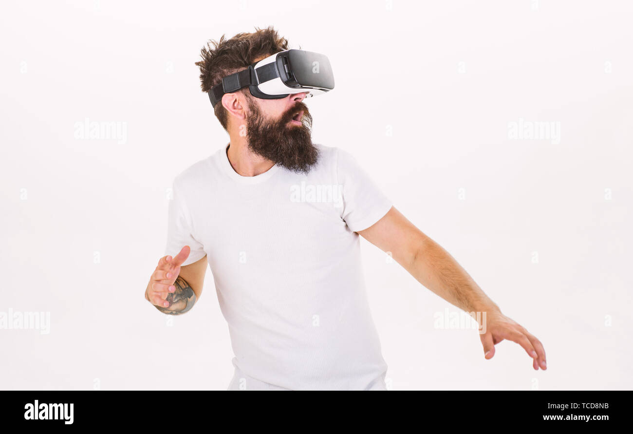 Hipster en cara de miedo explorando la realidad virtual con aparatos  modernos. Hombre con barba en gafas VR huir , fondo blanco. Concepto de  juego de VR. Chico con head mounted display