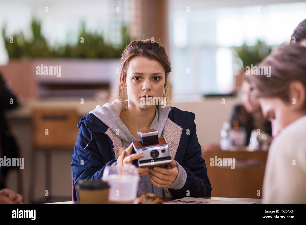 Ee.Uu.. Kathryn Prescott en el ©Netflix: nueva película Polaroid (2019) .  Parcela: High school Fitcher pájaro solitario no tiene idea de qué oscuros  secretos están vinculados a la misteriosa cámara Polaroid vintage