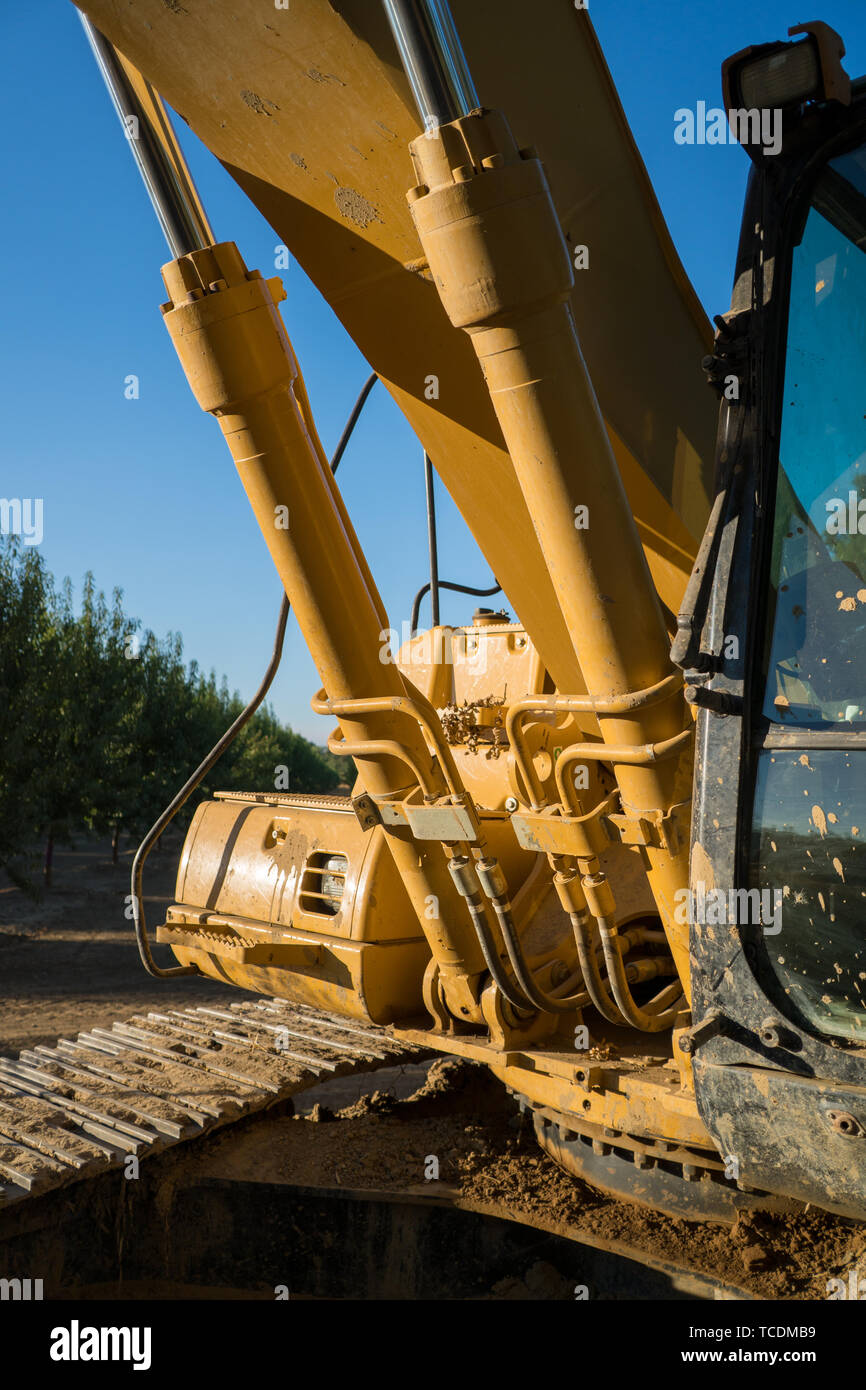 Gato hidráulico de grandes pistones de tractor excavadora Fotografía de  stock - Alamy