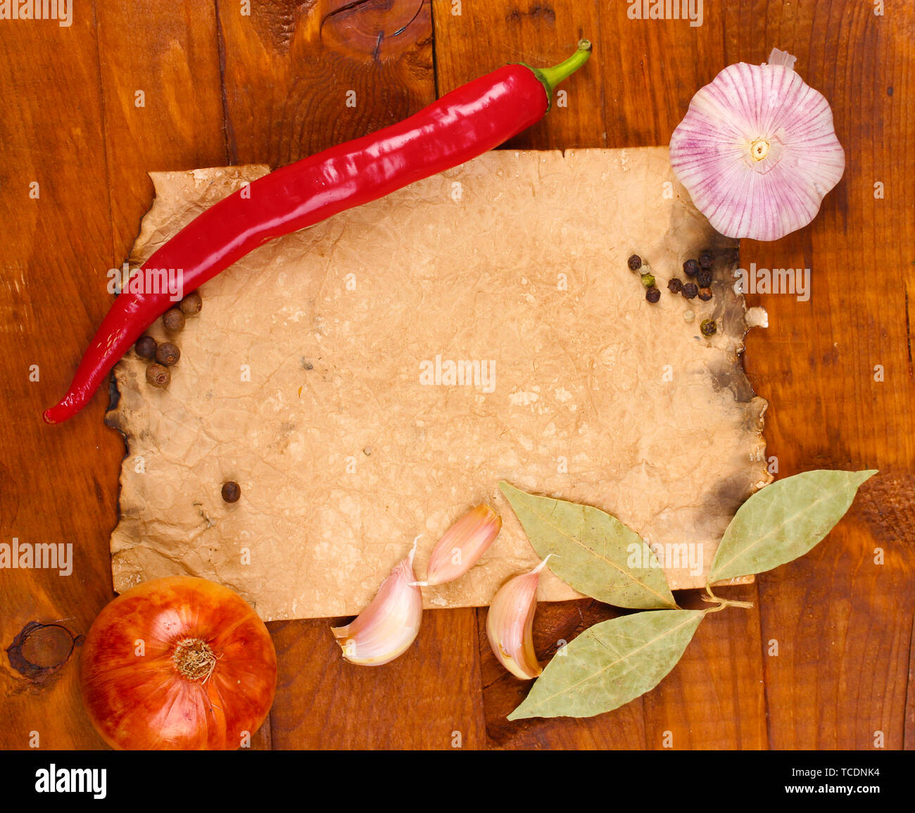 Papel antiguo para recetas y especias sobre mesa de madera Foto de stock