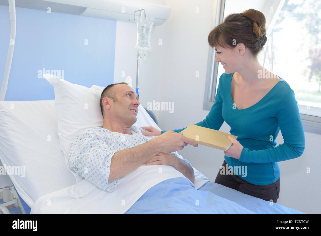 Cuidar A Un Ser Querido Enfermo En Cama De Hospital Fotografia De Stock Alamy