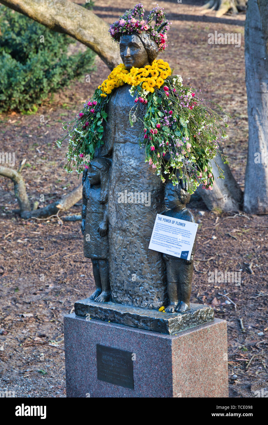 Estatua de bronce de Elsa sueco Borg, educador y trabajador social, Vitabergsparken, Sodermalm, Estocolmo, Suecia, Escandinavia Foto de stock