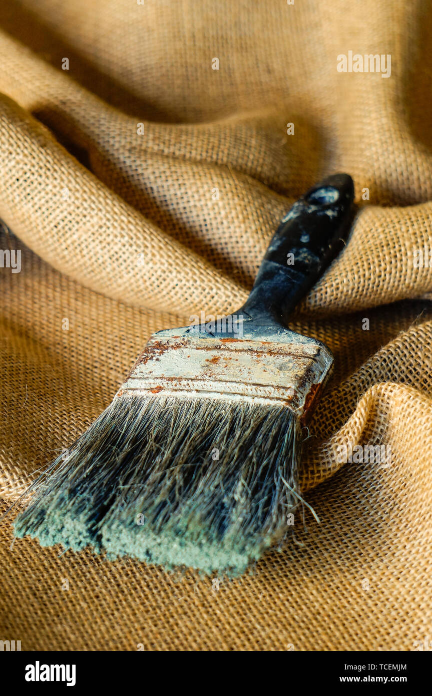 Utiliza un pincel con óxido y pintura sobre Arpillera Fotografía de stock -  Alamy