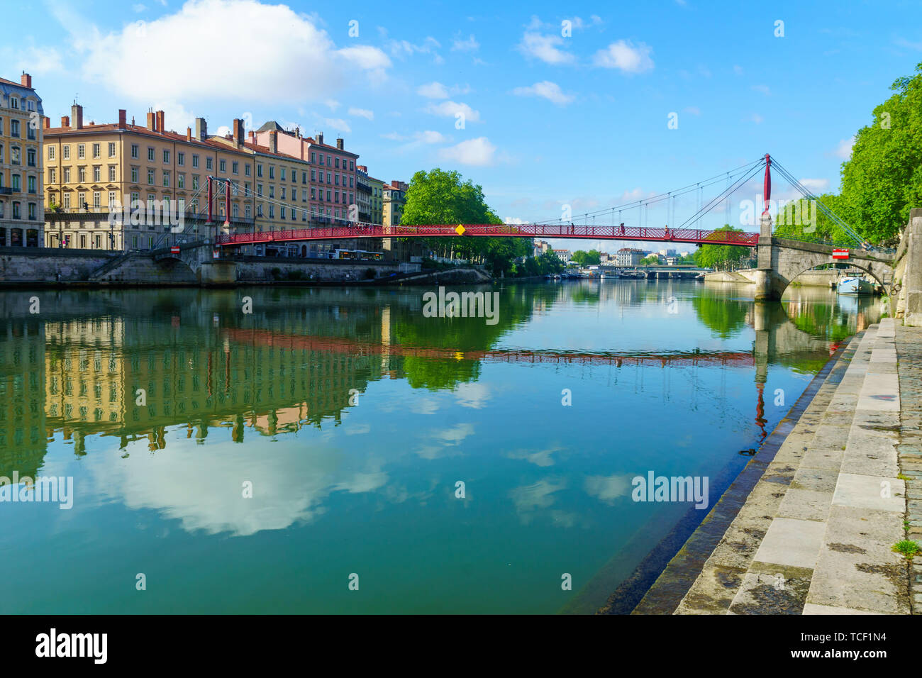 El río Saône, y Saint-Gorges bridge, en el casco antiguo de Lyon, Francia. Foto de stock
