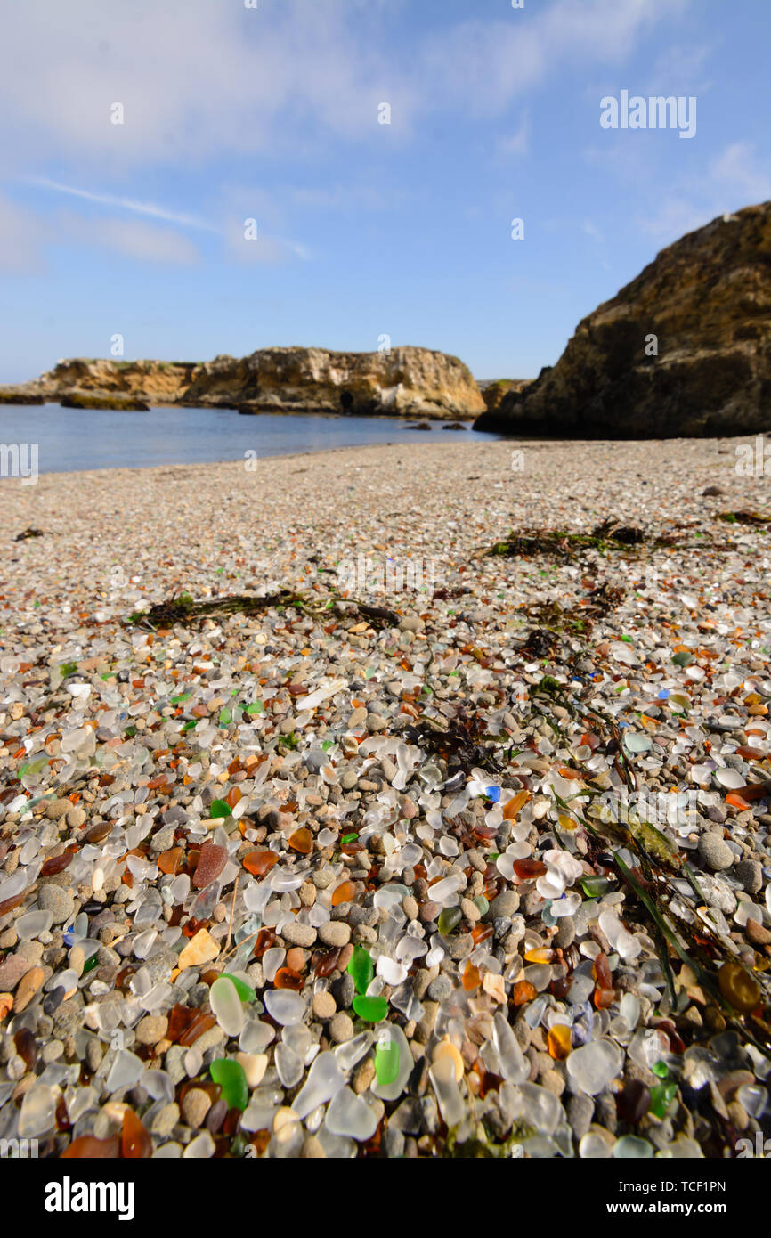 La basura de vidrio es bañada por las olas y pulido para crear una playa de cristal pulido