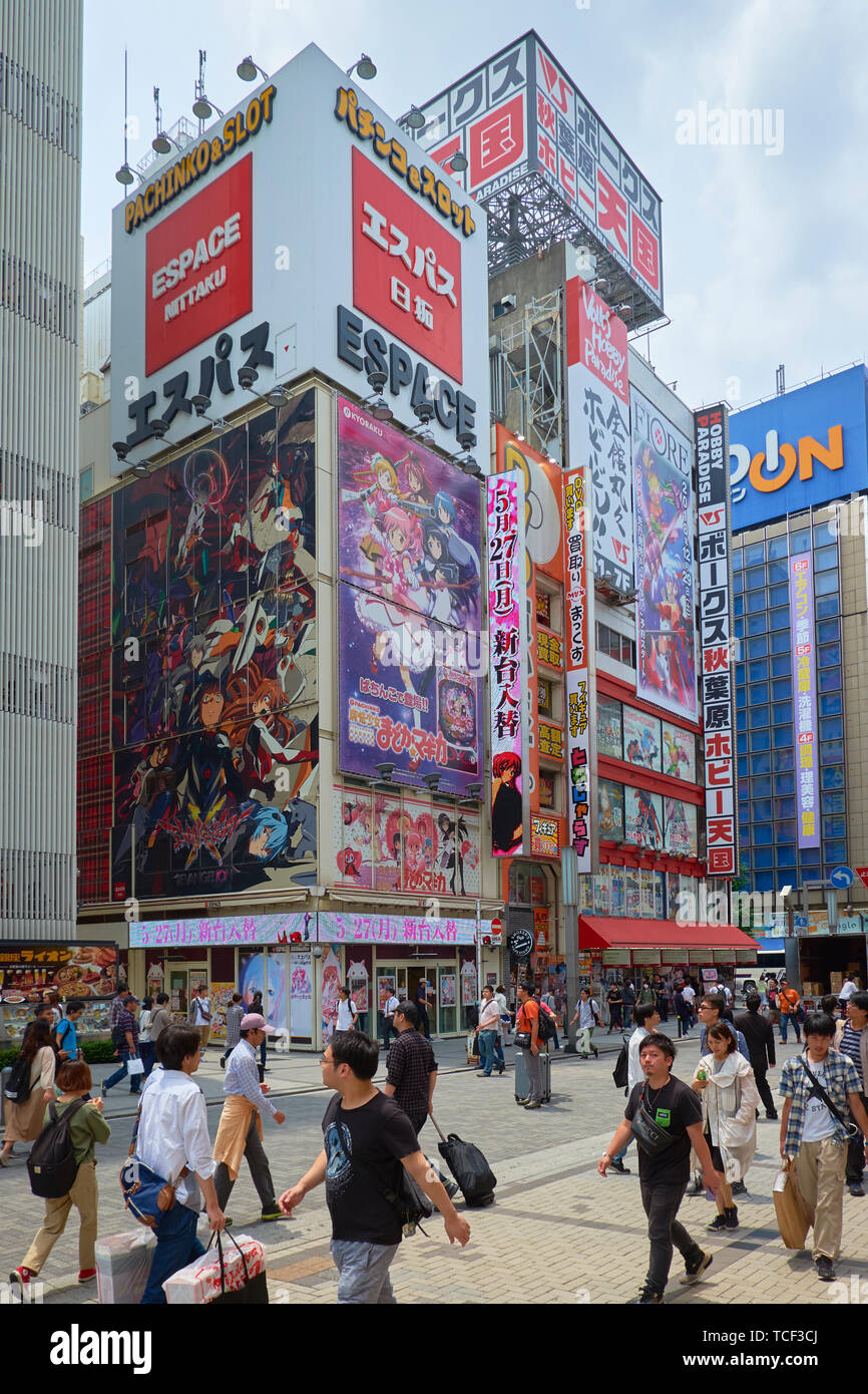 La gente de compras en el barrio de Akihabara en Tokio, Japón. La zona es conocida por el anime, manga, mercancía electrónica Fotografía de stock - Alamy La gente de compras en el barrio de Akihabara en Tokio, Japón. La zona es conocida por el anime, manga, mercancía electrónica Fotografía de stock - Alamy