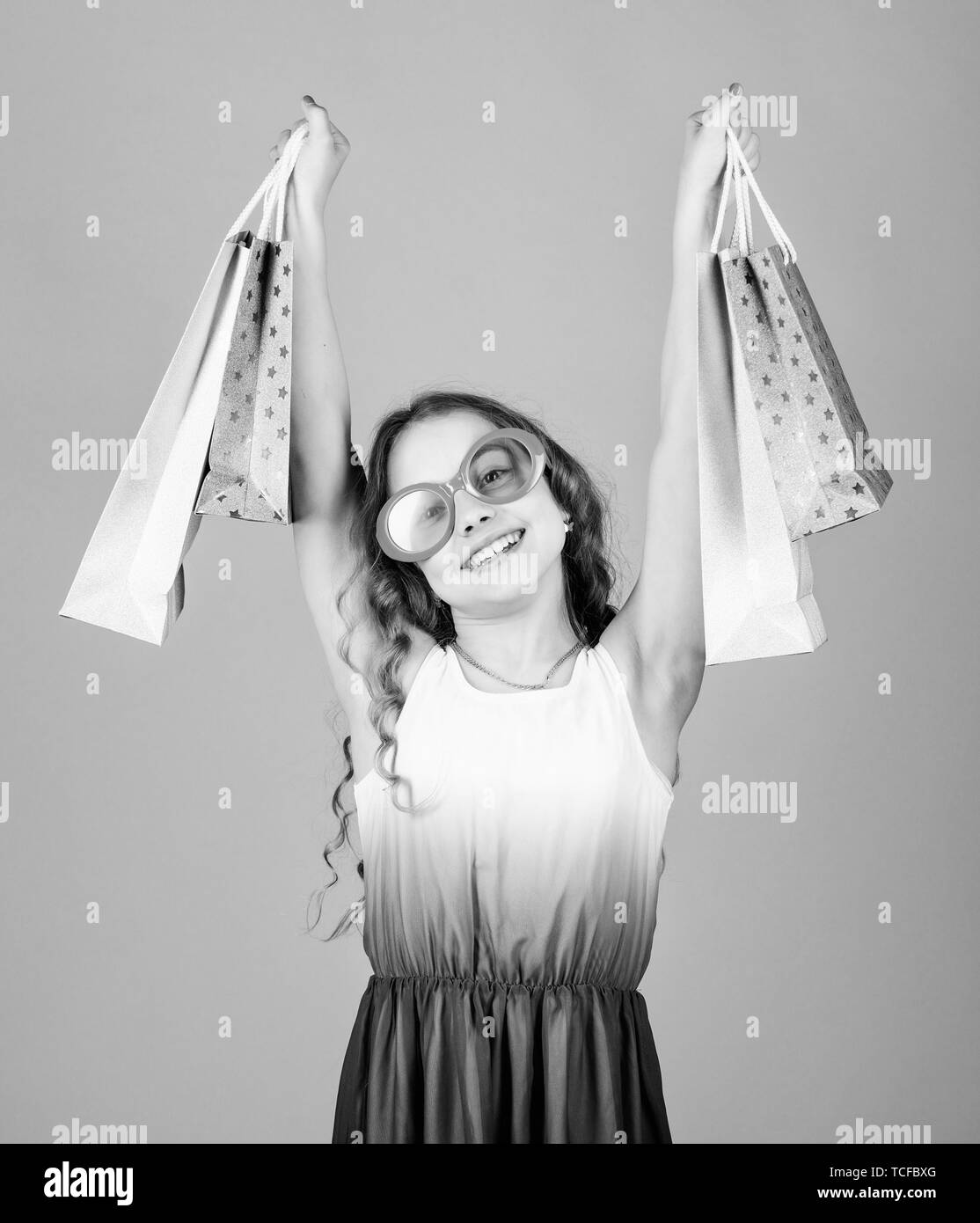 Retrato De Niñas Compras Y Bolsas De Regalo De Fiesta De Cumpleaños O  Celebración Con Un Regalo En El Estudio. Bolsa De Comercio Y Imagen de  archivo - Imagen de compra, lifestyle