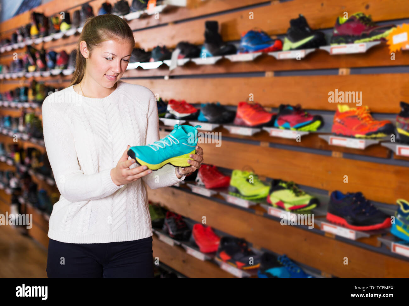 Athletic shoes store fotografías e imágenes de alta resolución - Página - Alamy