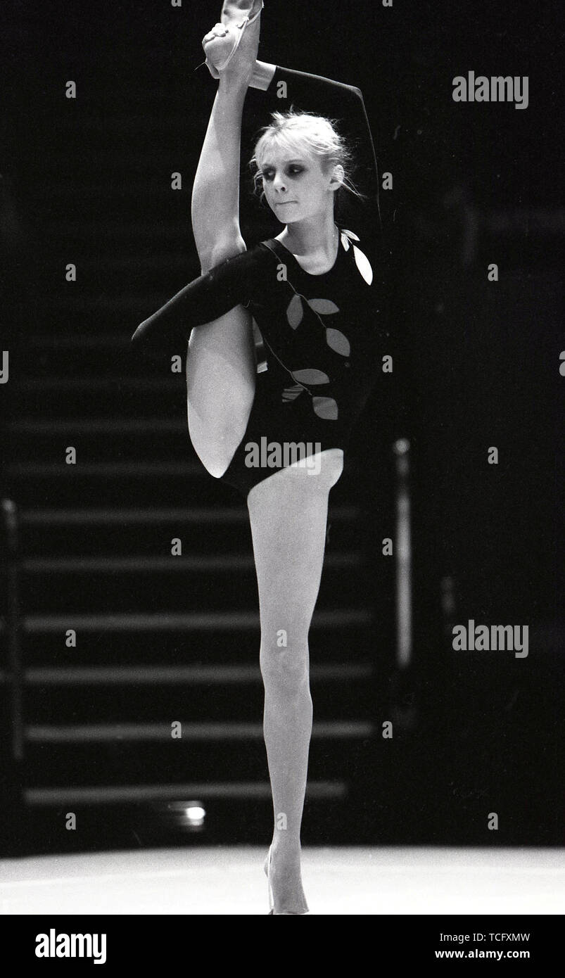 Gimnasia Rítmica gimnasta compitiendo en 1990 Foto por Tony Henshaw Foto de stock