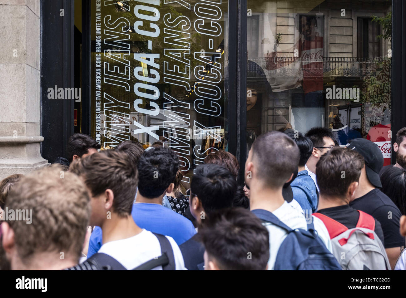 Barcelona, Cataluña, España. El 7 de junio de 2019. Un grupo de personas  espere enfrente de la zapatería durante las horas de apertura para comprar  el nuevo modelo de calzado de adidas.El