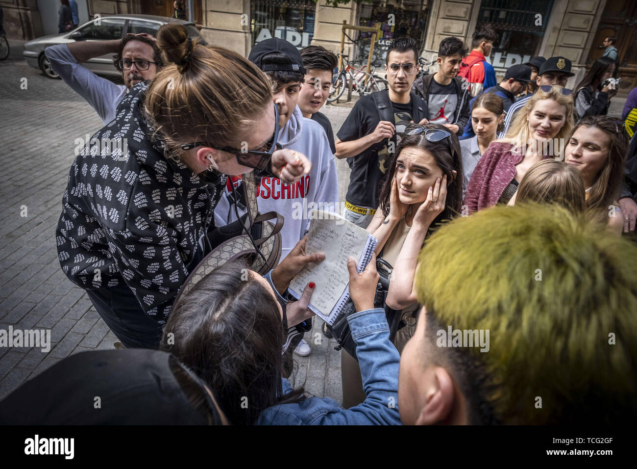Barcelona, Cataluña, España. El 7 de junio de 2019. Un grupo de jóvenes se  preparan para comprar las nuevas zapatillas de Adidas en la tienda del  distribuidor.El fabricante alemán de calzado deportivo