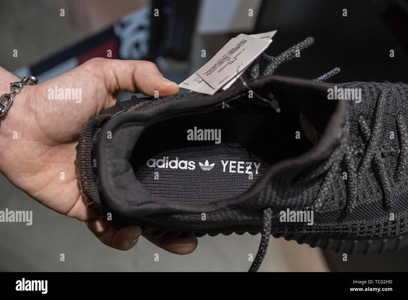 Barcelona, Cataluña, España. El 7 de junio de 2019. Un vendedor muestra la  nueva Adidas Yeezy Boost 350 modelo de zapato en la tienda del distribuidor.El  fabricante alemán de calzado deportivo Adidas