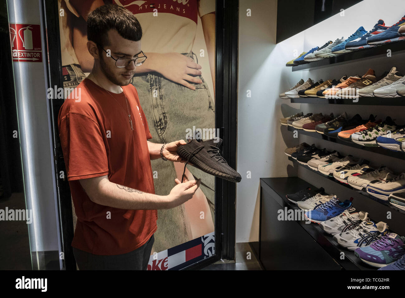 Barcelona, Cataluña, España. El 7 de junio de 2019. Un vendedor muestra la  nueva Adidas Yeezy Boost 350 modelo de zapato en la tienda del distribuidor.El  fabricante alemán de calzado deportivo Adidas