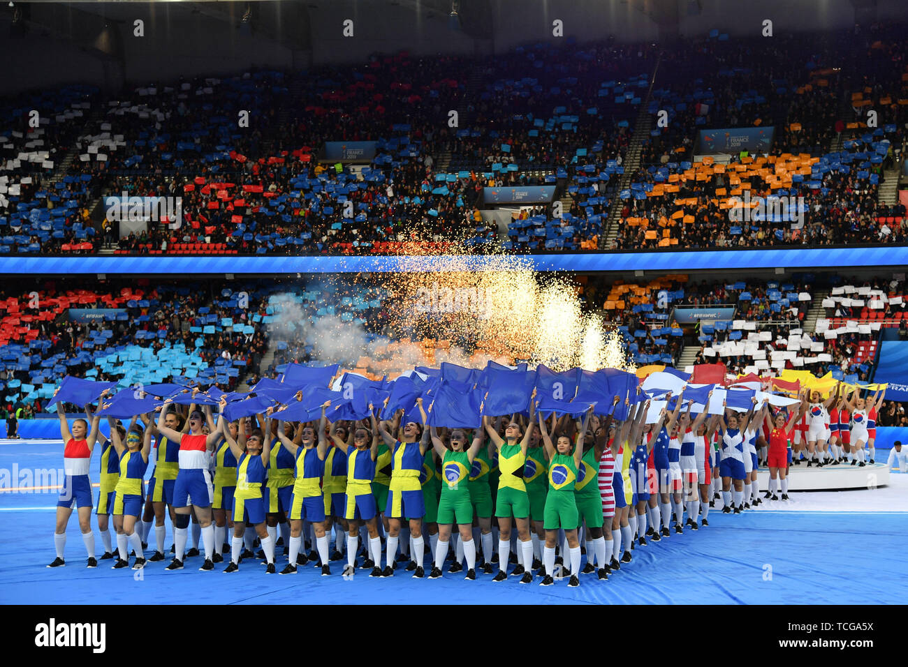 París, Francia. de junio, 2019.Imágenes de la ceremonia de inauguración de la Copa Mundial de Fútbol Femenino 2019 - bailando los niños en los colores de las naciones participantes, 07.06.2019, París (