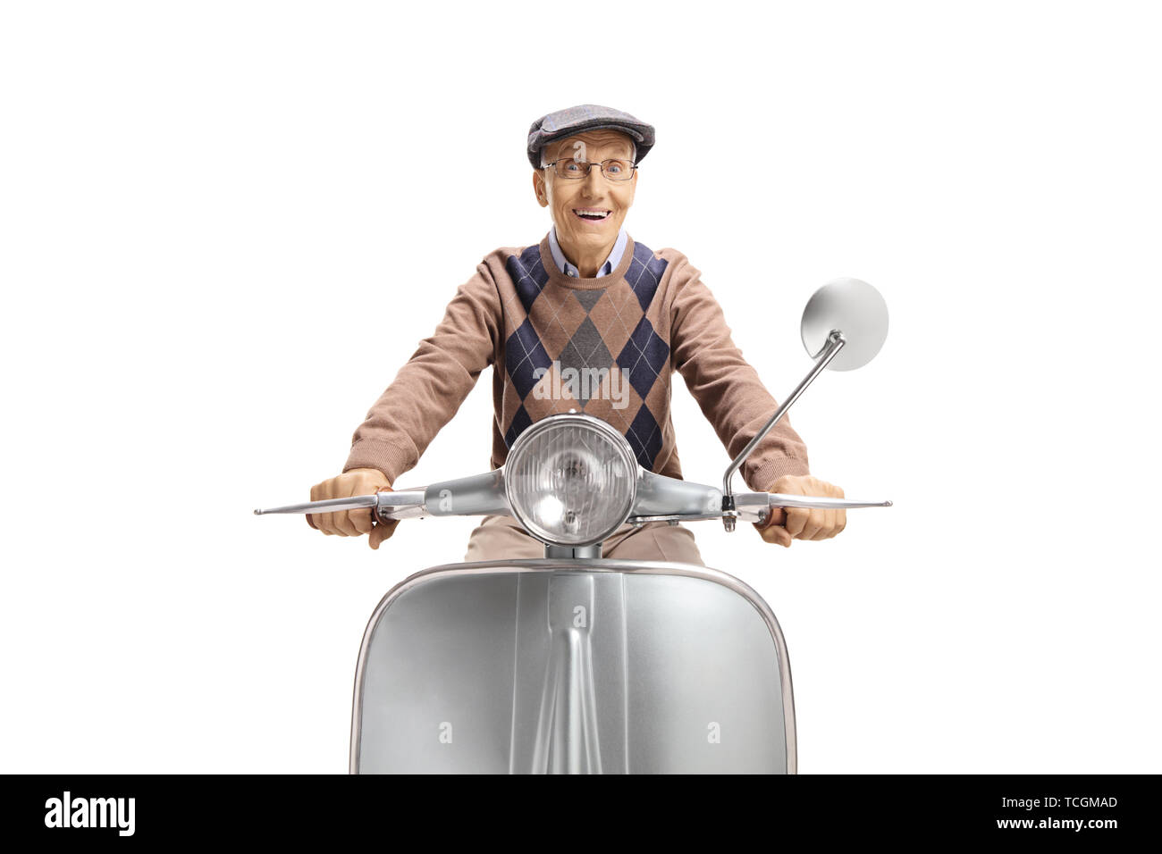 Emocionado hombre anciano montando un ciclomotor vintage aislado sobre fondo blanco. Foto de stock