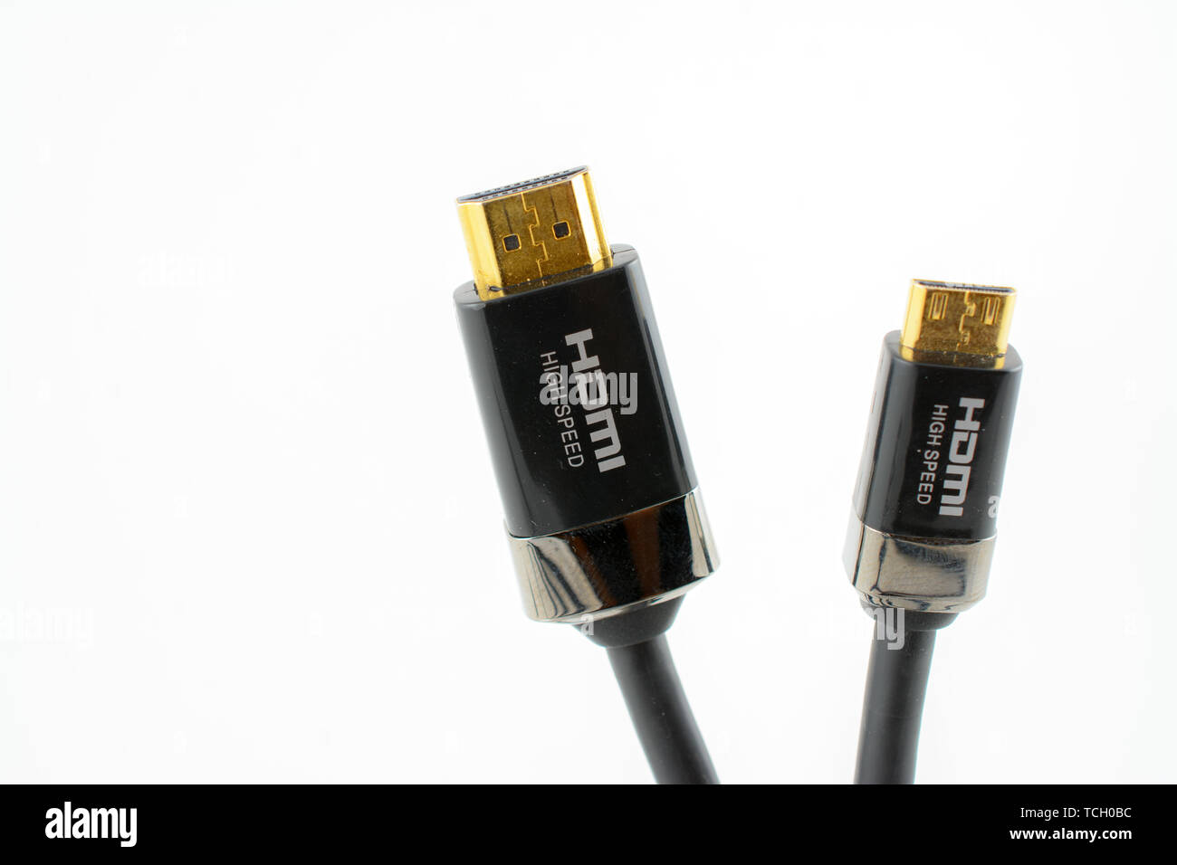 Cables HDMI normal y mini uno junto a otro con un fondo blanco Fotografía  de stock - Alamy