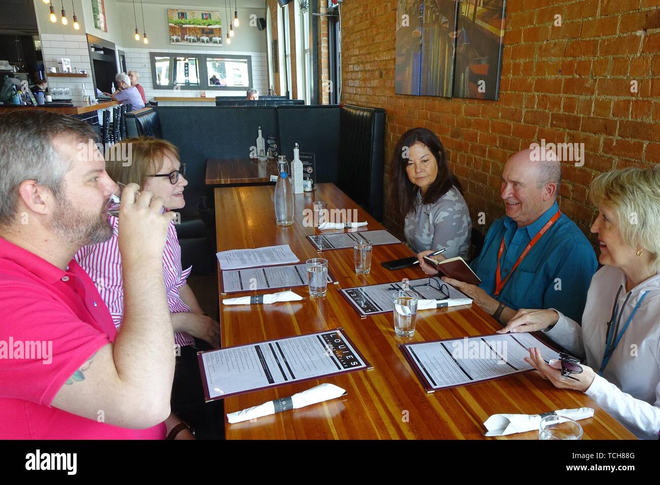 Grupo de escritores almorzando en Louie Hanover Square restaurante italiano, Horseheads, Nueva York Foto de stock