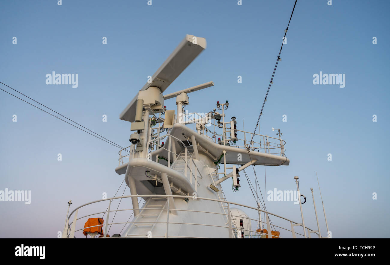 antena-de-radar-en-el-mastil-de-un-barco