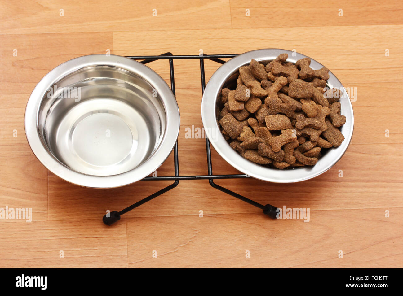 Jirafa mordedura Deformación Alimentos para perros en seco y agua en recipientes de metal en el suelo  Fotografía de stock - Alamy