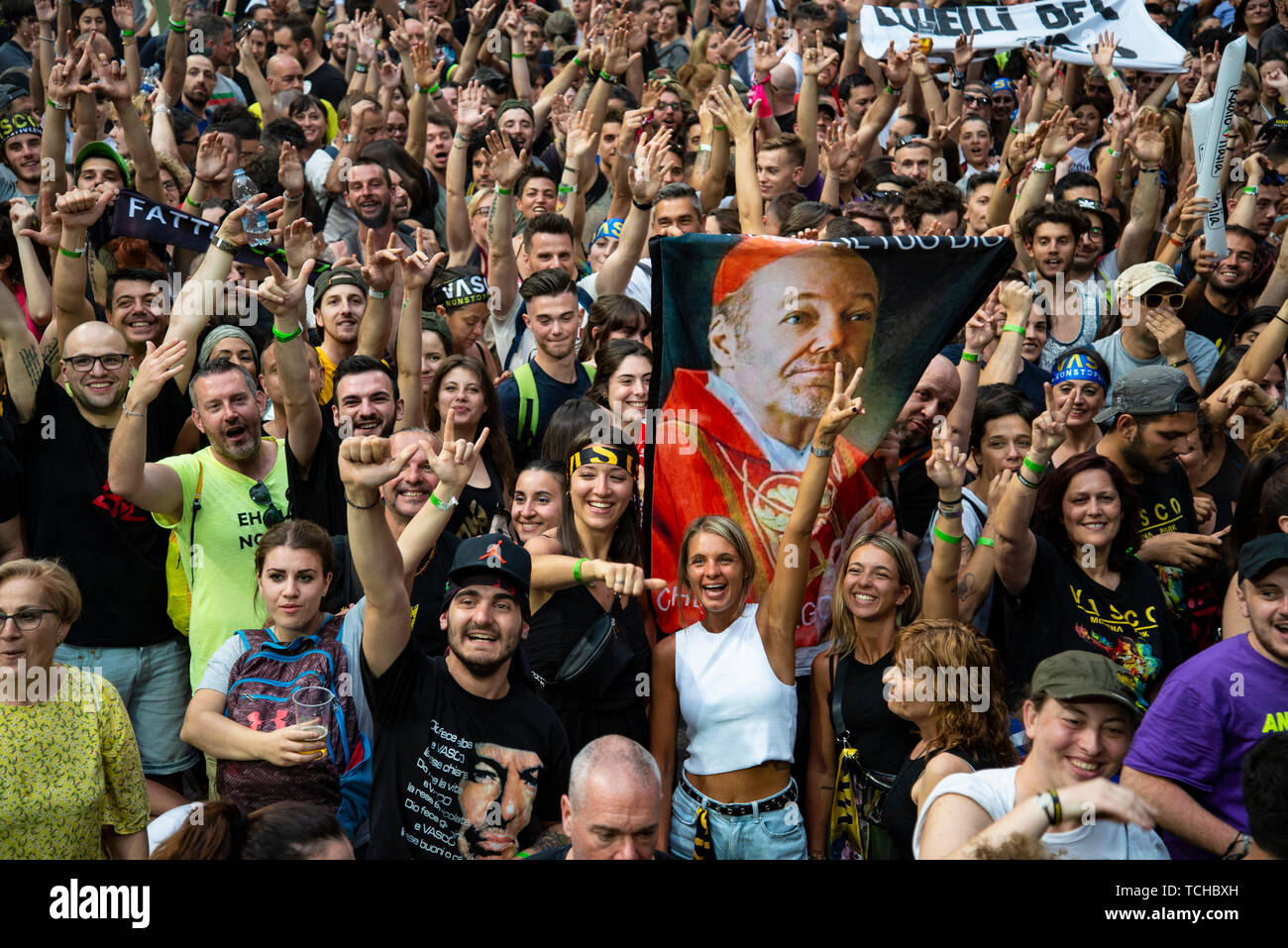 La multitud del rock italiano cantante y compositor Vasco Rossi conciertos agotadas en el estadio de San Siro. Foto de stock