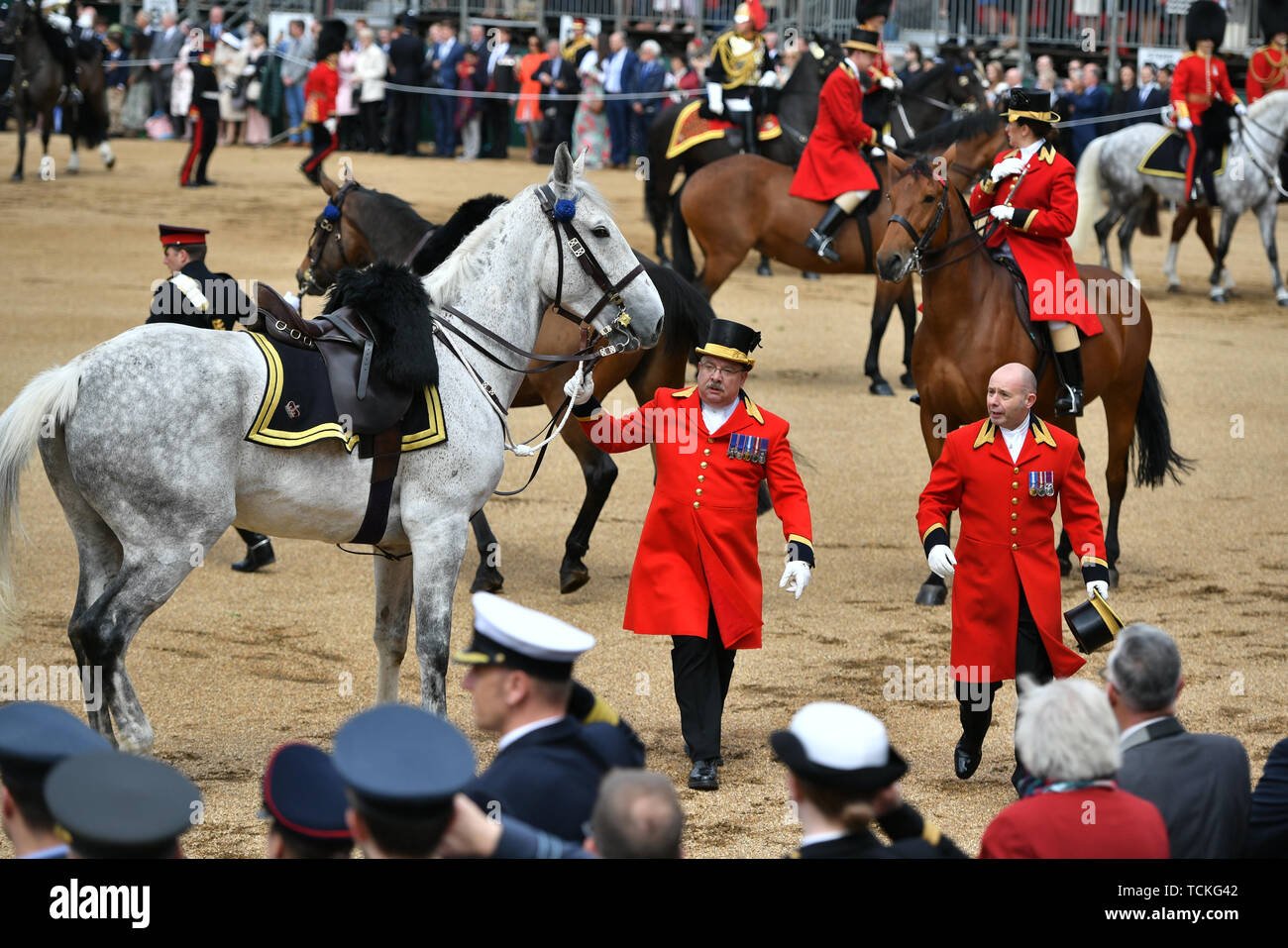 Un caballo suelto se redondea hacia arriba después de que un soldado cayó del animal durante el Trooping el color en la ceremonia de desfile de guardias a caballo en el centro de Londres, como la Reina celebra su cumpleaños oficial. Foto de stock