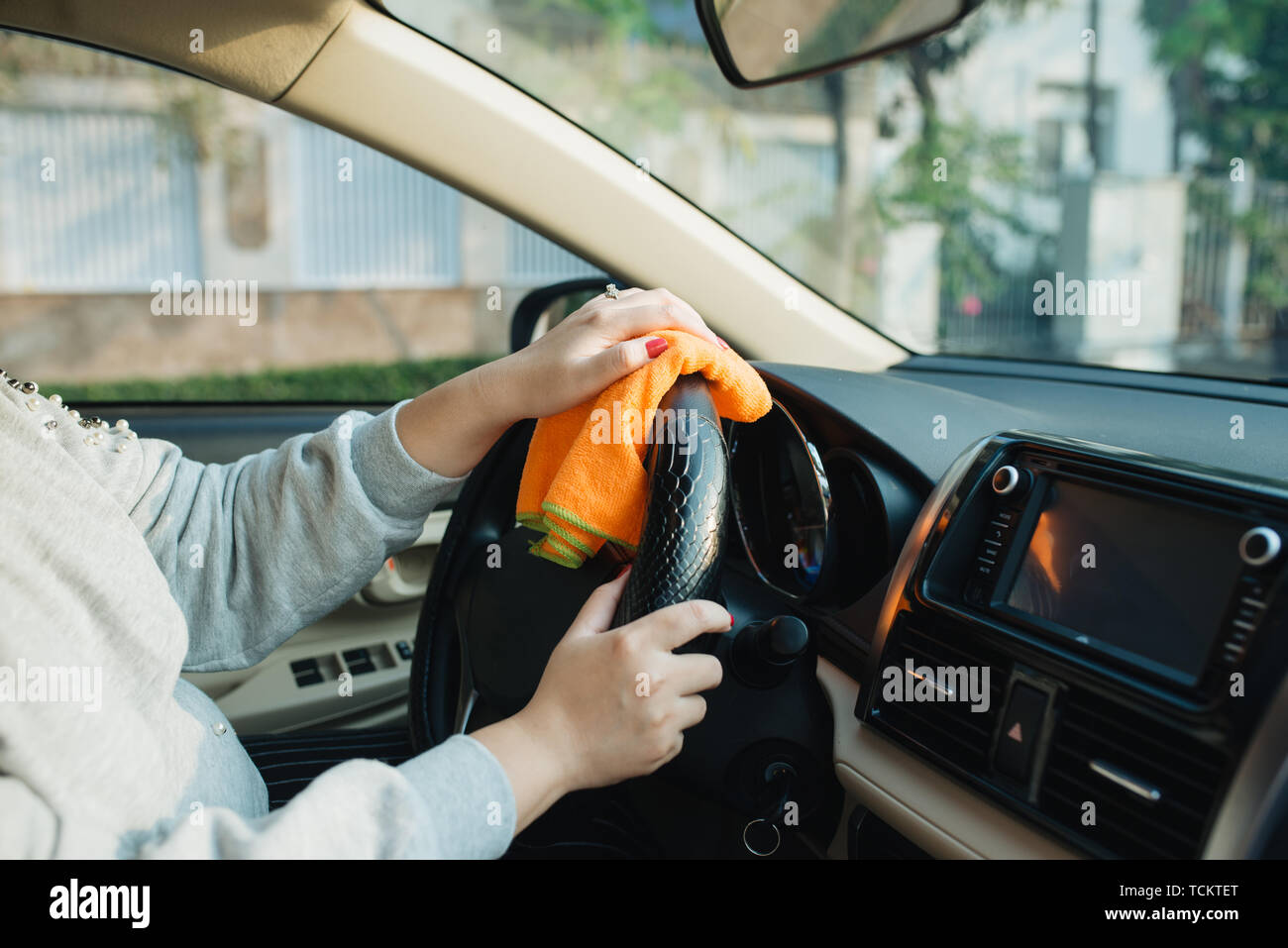 Mano Con El Trapo De Limpieza De Microfibra Car.woman Limpieza Interior Del  Coche - Detalle Del Coche Y Valeting Concepto En La Estación De Lavado De  Coches En Mantenimiento De Autos, El