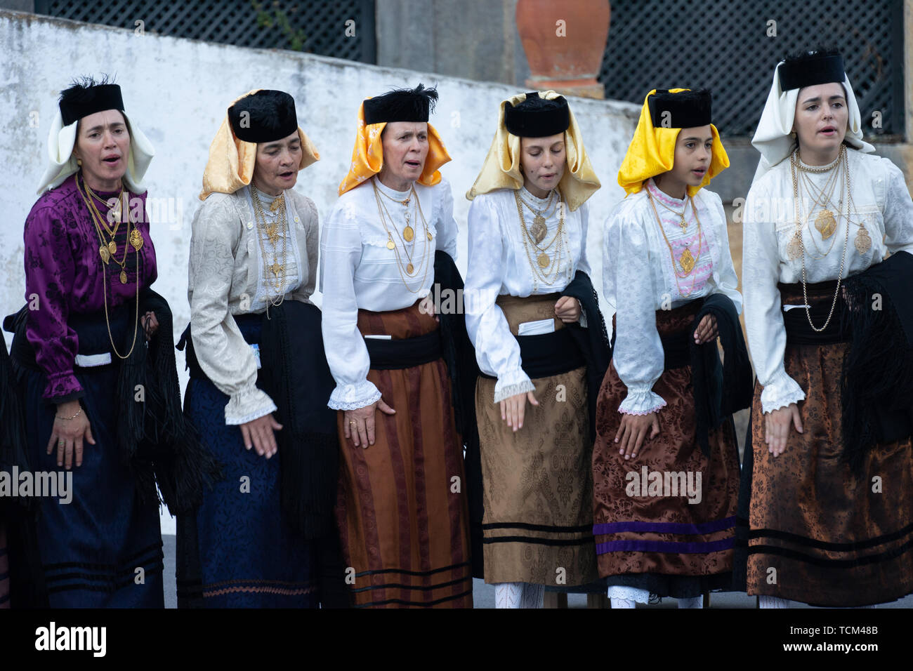 En los trajes tradicionales de cantantes y bailarines portugués dama realice en Obidos Portugal Foto de stock