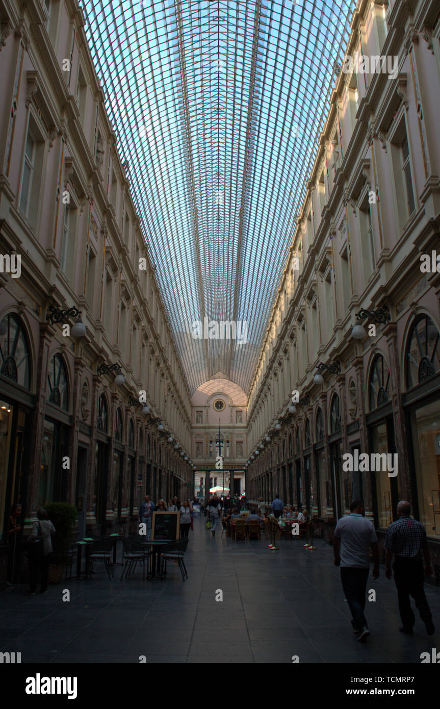 Vista interior de una galería comercial en Bruselas, Bélgica Foto de stock
