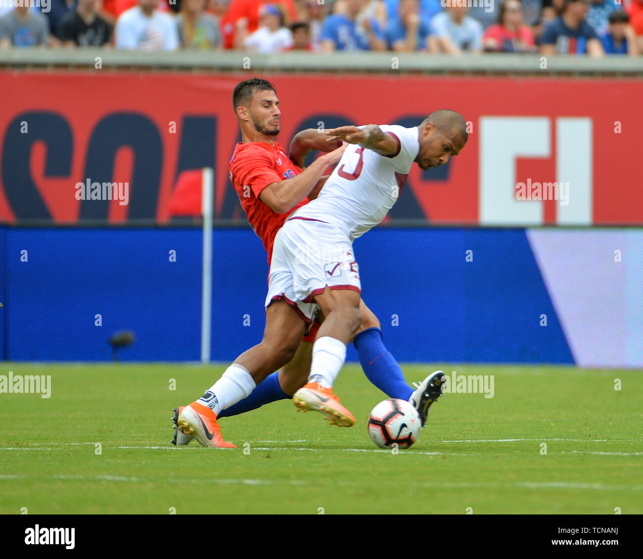 Cincinnati, OH, ESTADOS UNIDOS. 09a Junio de 2019. Venezuela adelante,  Salomon Rondon (23), y nosotros defender, Matt Miazga (19), el trabajo para  el control de la pelota durante el partido de fútbol