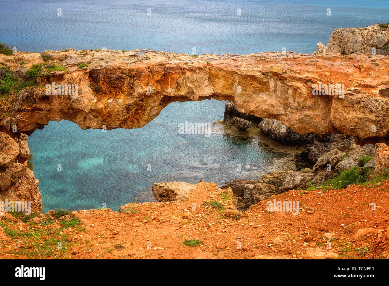 Famoso arco de piedra en Chipre, Kamara tou Koraka bridge también conocido como puente de los Amantes, Cavo Greco, Ayia Napa. Naturaleza del paisaje, vistas panorámicas de las raras Foto de stock