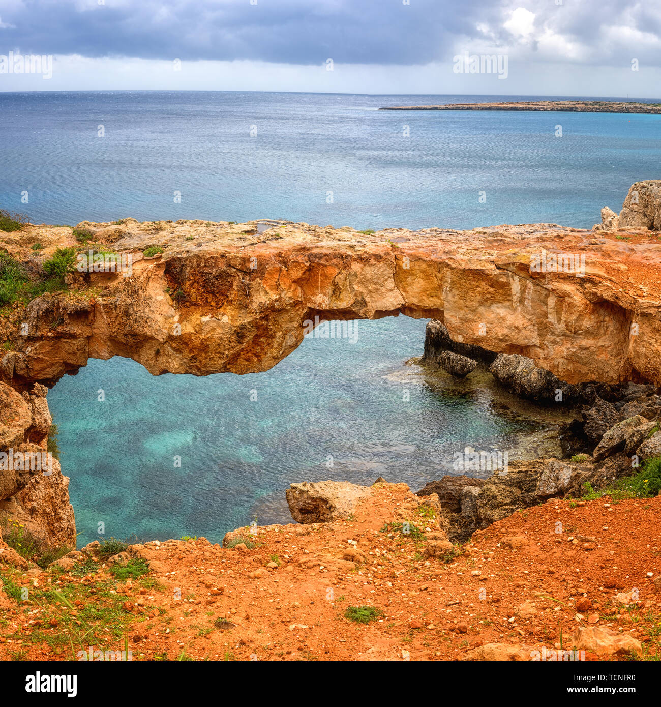 Famoso arco de piedra en Chipre, Kamara tou Koraka bridge también conocido como puente de los Amantes, Cavo Greco, Ayia Napa. Naturaleza del paisaje, vistas panorámicas de las raras Foto de stock