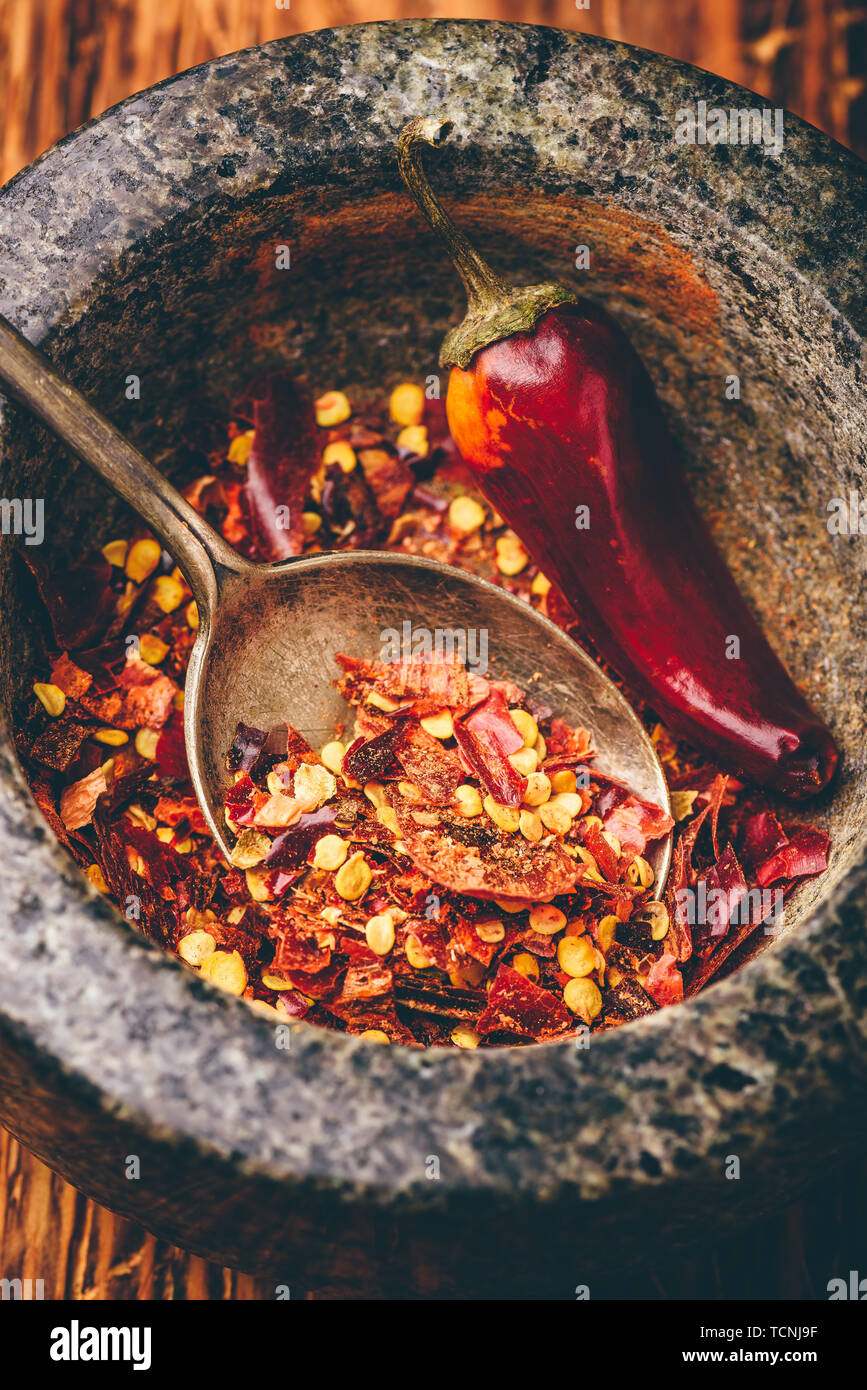 Pimiento rojo triturado en el mortero. Un alto ángulo de visualización Foto de stock