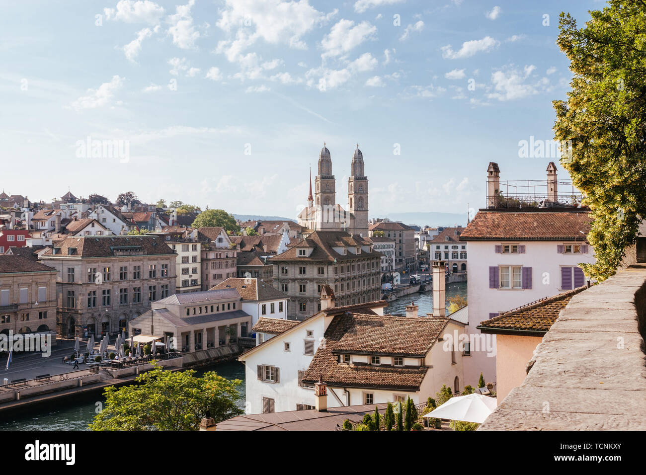 Vista aérea del histórico centro de la ciudad de Zurich con la famosa iglesia Grossmunster y río Limmat desde el parque Lindenhof, Zurich, Suiza. Paisaje de verano Foto de stock