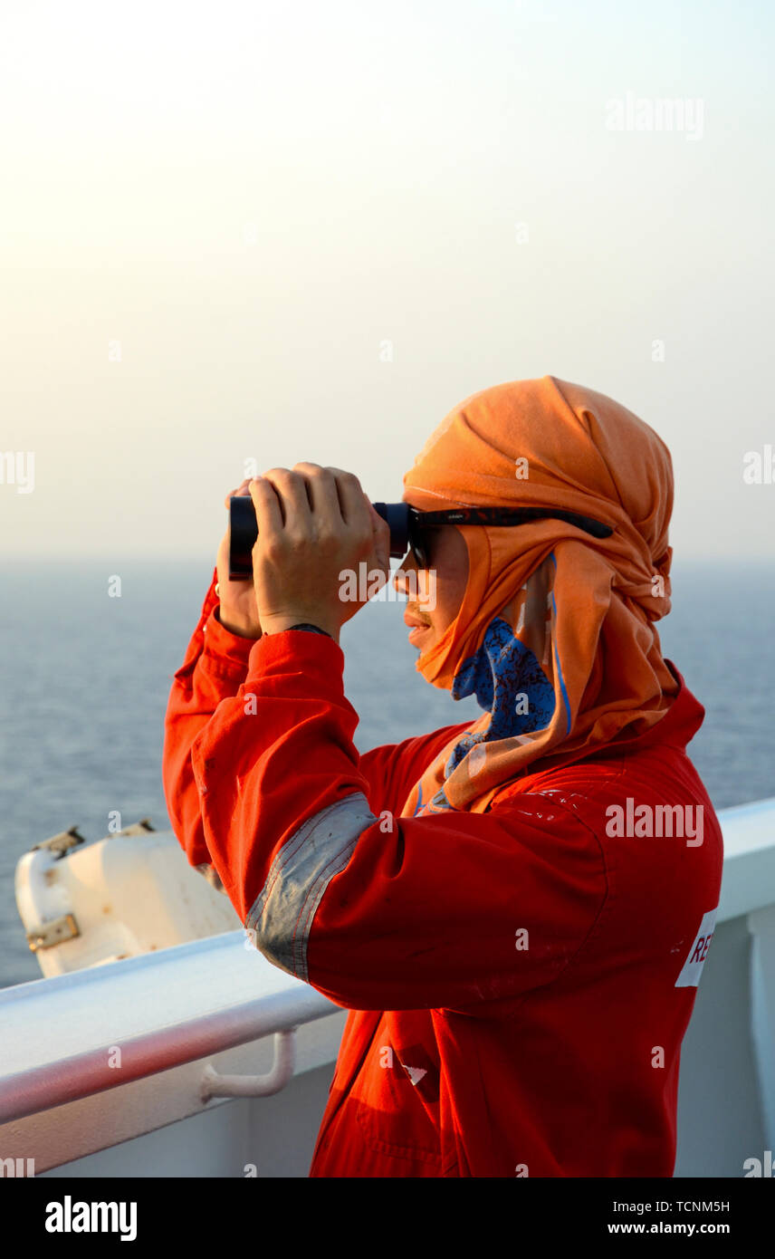 Golfo de Adén 12.08 n 045.29 e - 2015.11.27: un marinero filipino en mirar por mirar en el puente del ala del containership nunca campeón (OMI) 9293765 Foto de stock