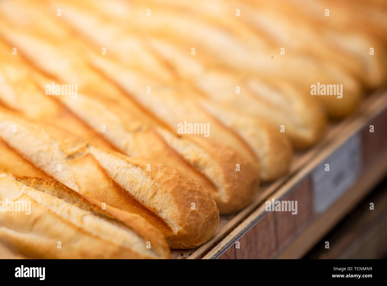 Pan fresco en el supermercado. Detalle de un fresco pan cocido en una fila en el supermercado. Foto de stock