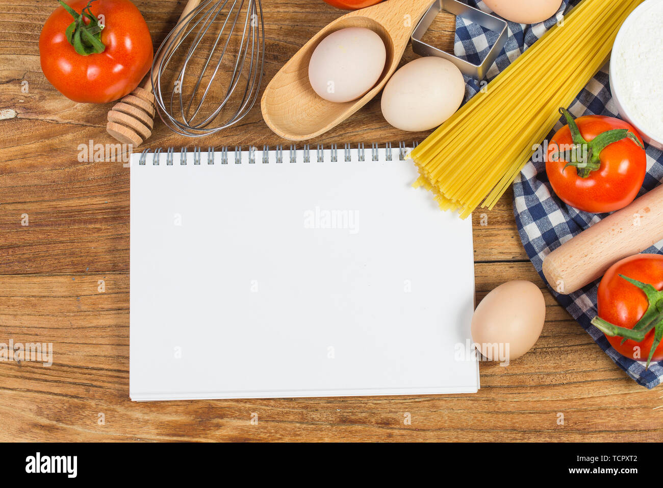 Libro de recetas páginas en blanco (espacio para texto) con ingredientes de  cocina y utensilios Fotografía de stock - Alamy