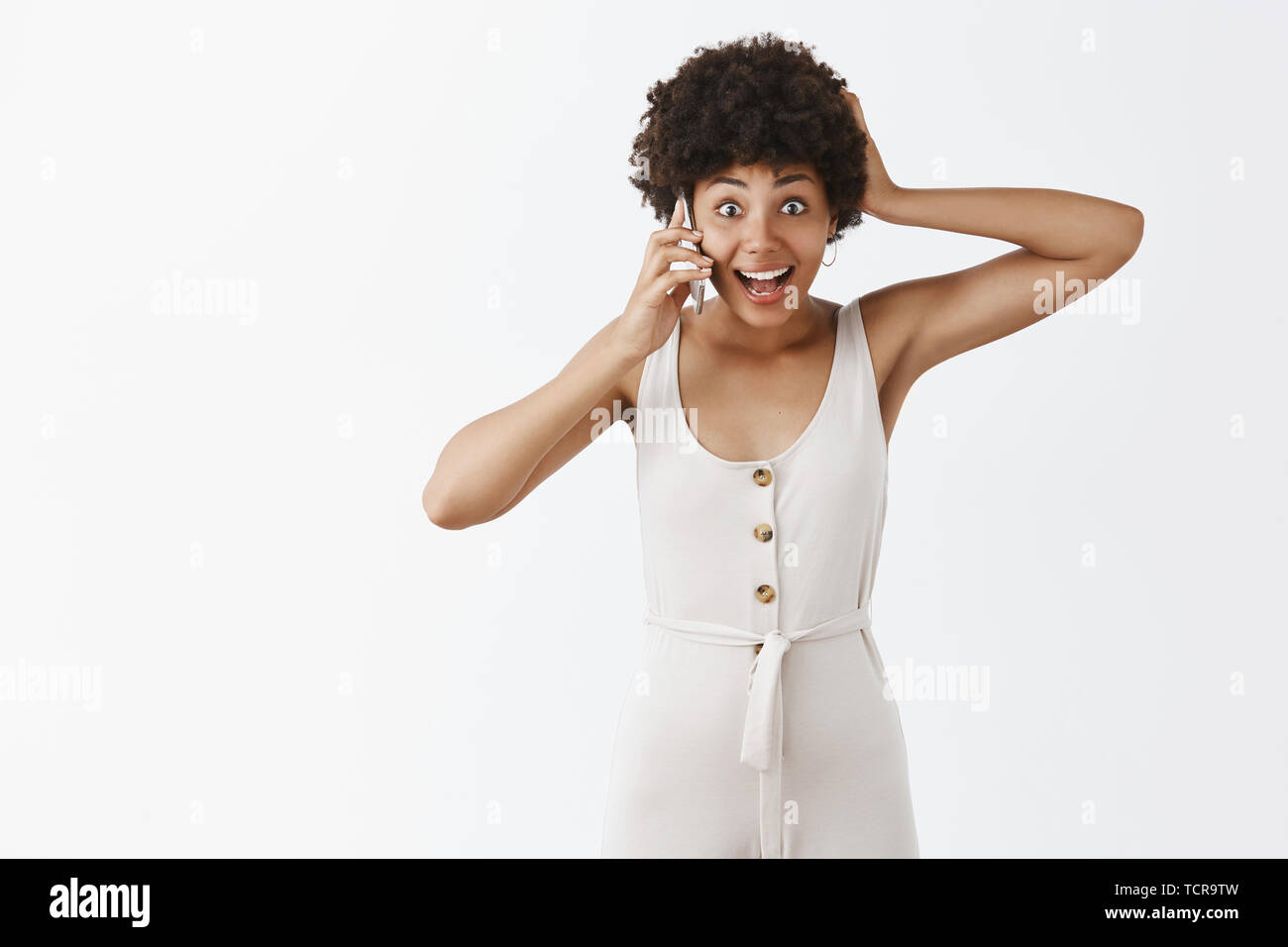 Tienes que estar bromeando. Sorprendido feliz guapo amable mujer con