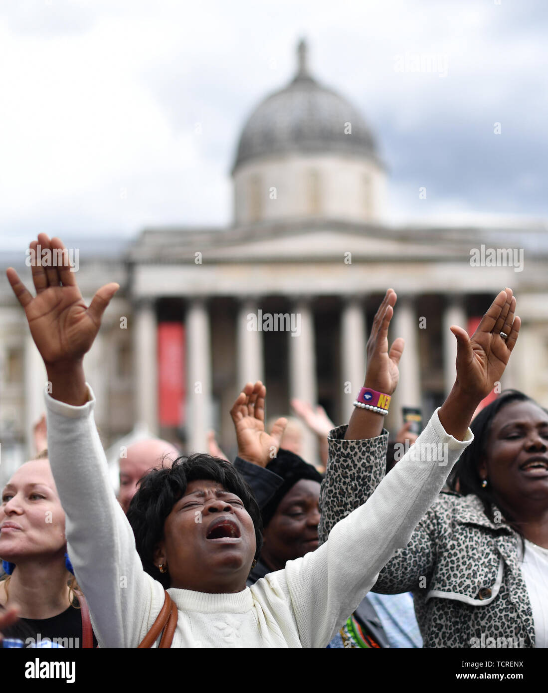 La congregación durante el Venga tu Reino Domingo de Pentecostés evento en Trafalgar Square, Londres. Foto de stock