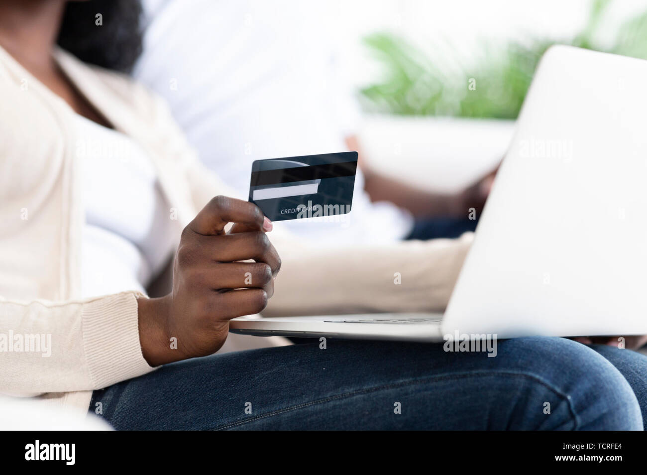 Afroamericanos hombre con tarjeta de crédito y trabajando en el portátil Foto de stock