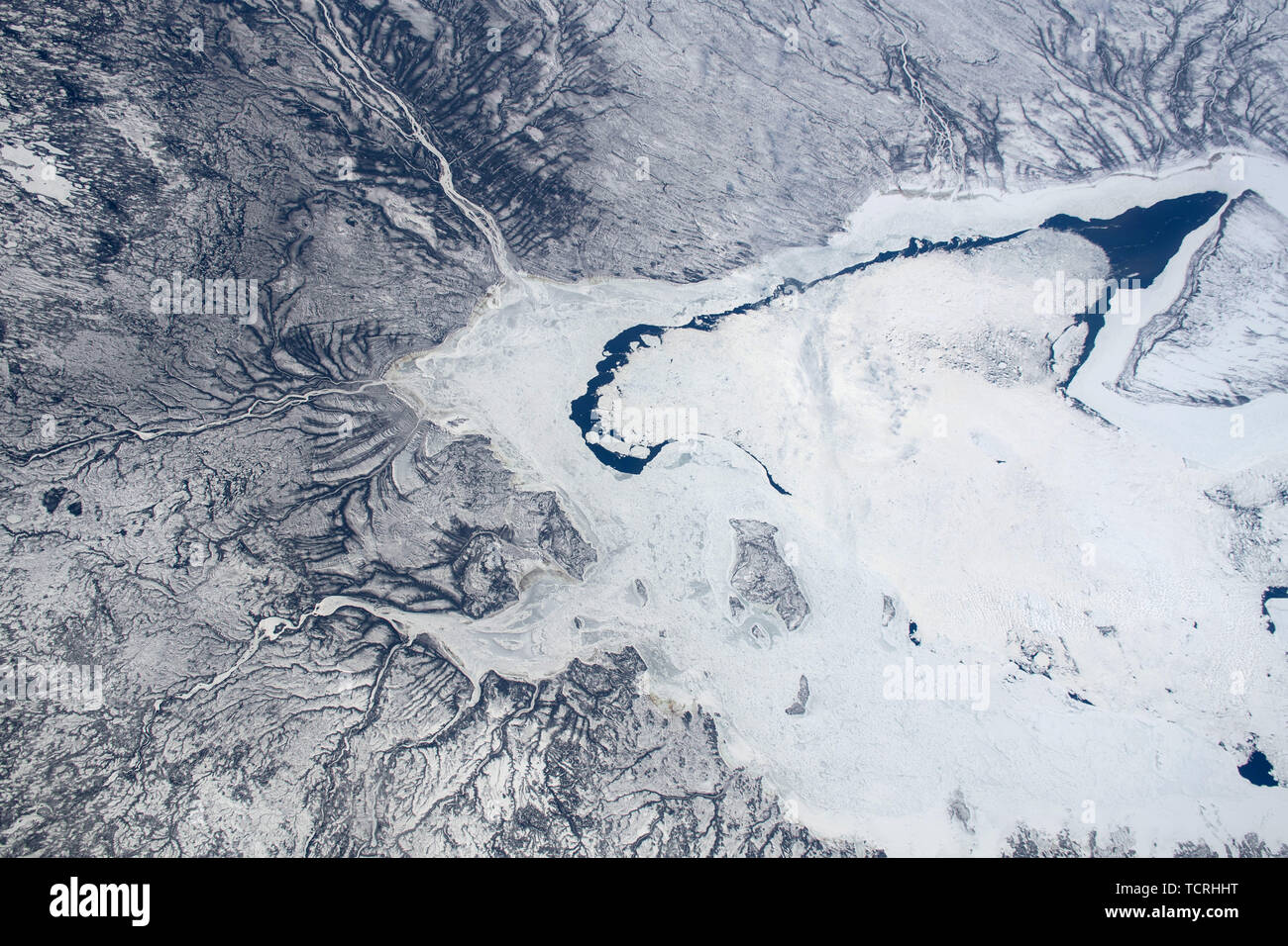 Bahía de Hudson congelado del extremo sur, que se encuentra entre Ontario y Quebec, Canadá, visto desde la Estación Espacial Internacional Foto de stock