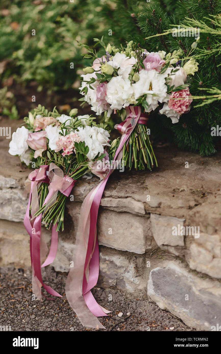 Bouquet de boda y decoración de bodas, flores y arreglos florales de boda en parte Foto de stock