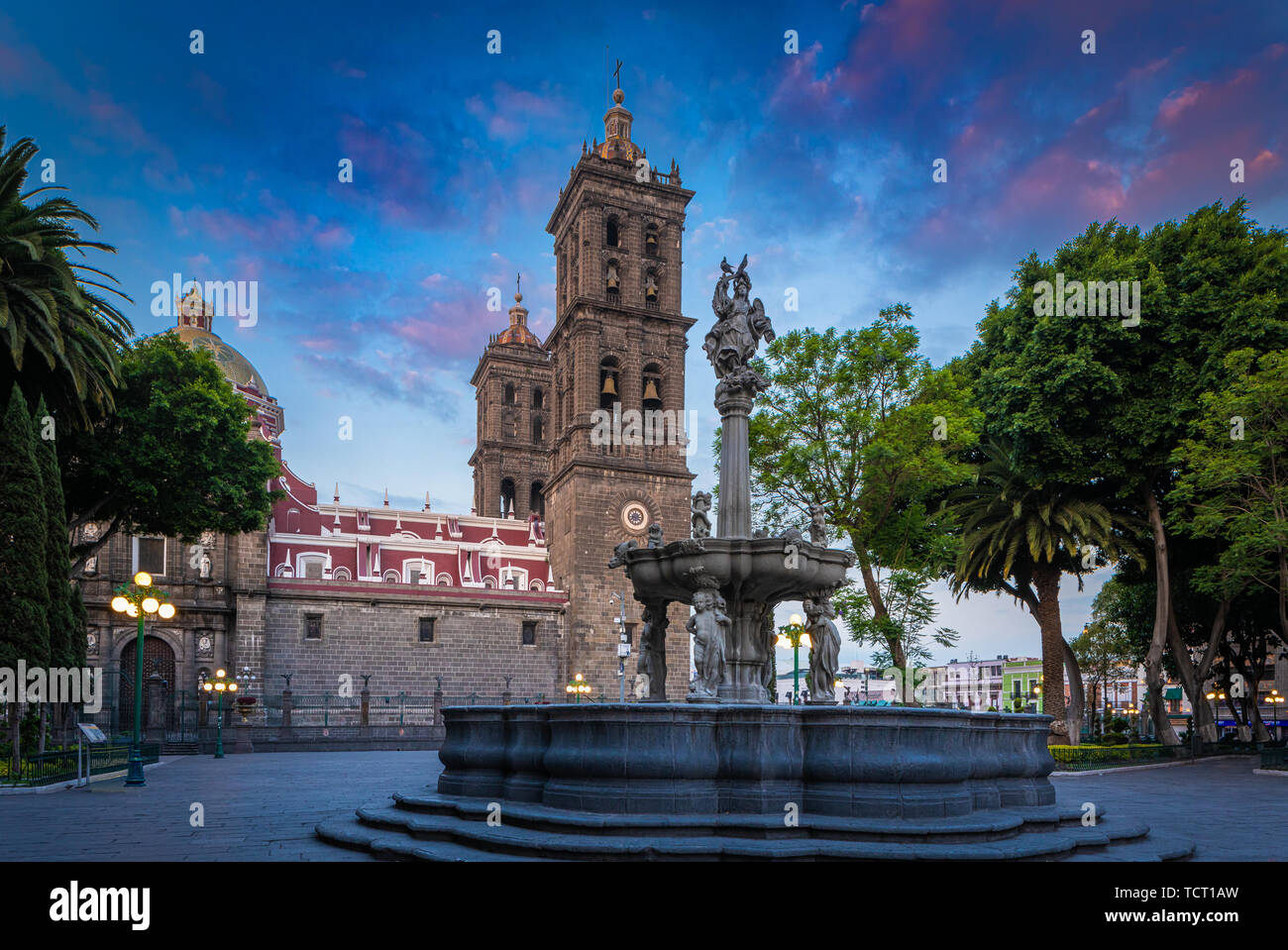 Catedral de Puebla es una iglesia católica romana en la ciudad de Puebla, en el estado de Puebla, México. Es una catedral colonial, y es la sede de la Foto de stock