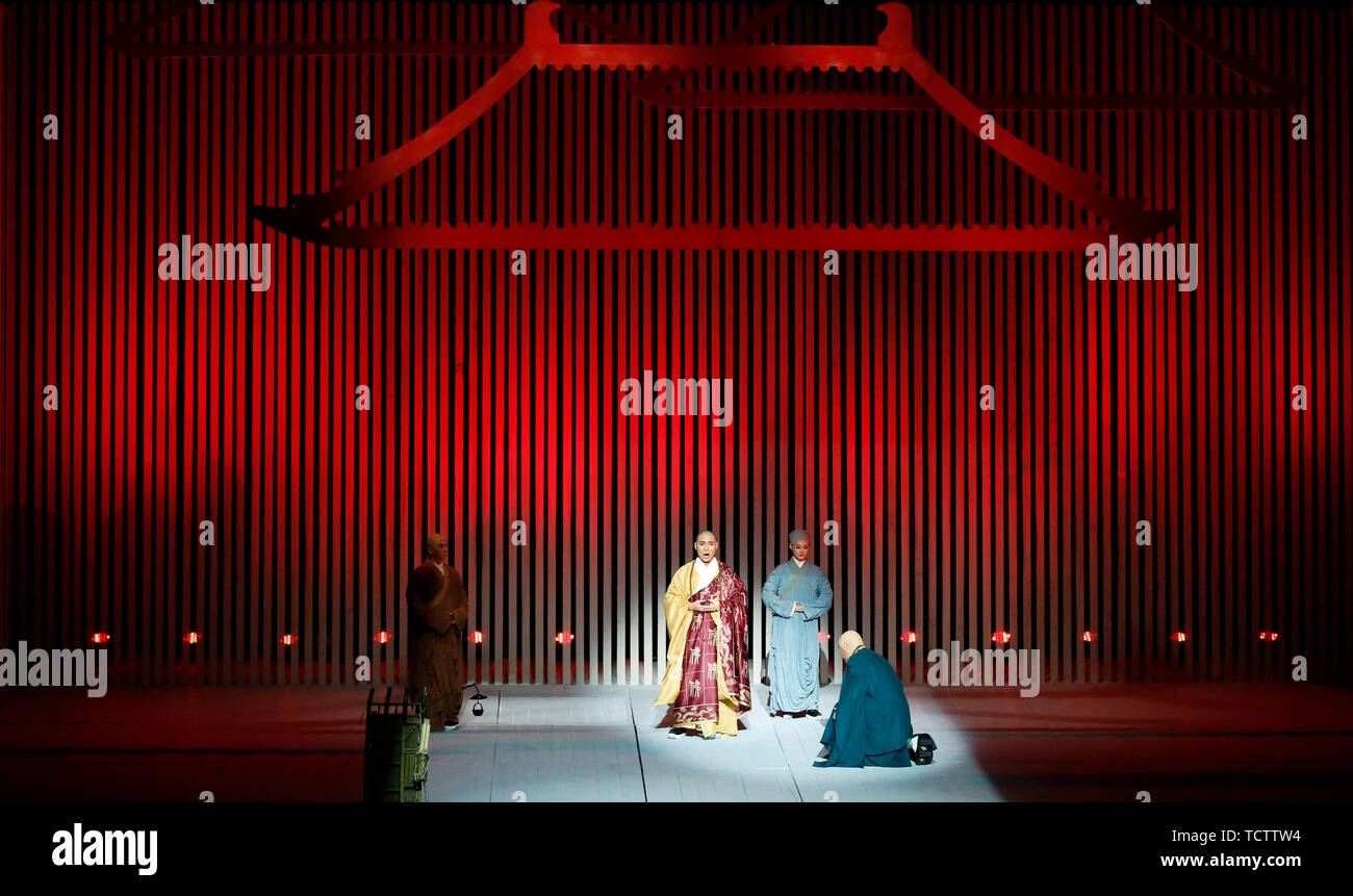 (190610) -- LOS ANGELES, 10 de junio de 2019 (Xinhua) -- Los artistas realizan durante la ópera denominada "Viaje a Oriente - Un intrépido maestro budista de la Misión de Japón' en Los Angeles, Estados Unidos, 9 de junio de 2019. La ópera con el famoso monje Jianzhen de China de la dinastía Tang (618-907 D.C.) fue presentado en Los Ángeles el 8 de junio y el 9. Basada en la historia verdadera, 'Viaje a Oriente - Un intrépido maestro budista de la Misión de Japón' contó la historia del monje Jianzhen, quien empezó a navegar a Japón en 742 A.D., pero sólo consiguió 754 A.D. tras cinco intentos fallidos. Además de difundir el Budismo, él al. Foto de stock