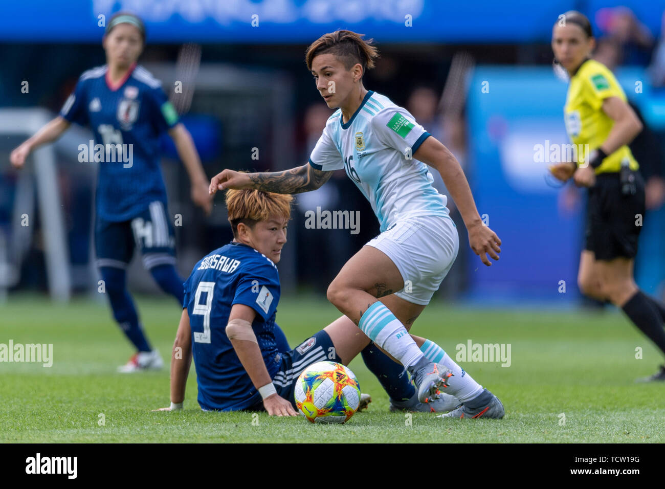 París, Francia. 10 junio de 2019. Lorena BENÍTEZ (Argentina) Yuika Sugasawa (Japón) durante la Femenina de la FIFA Francia 2019 Grupo un partido entre Argentina Japón 0-0 en