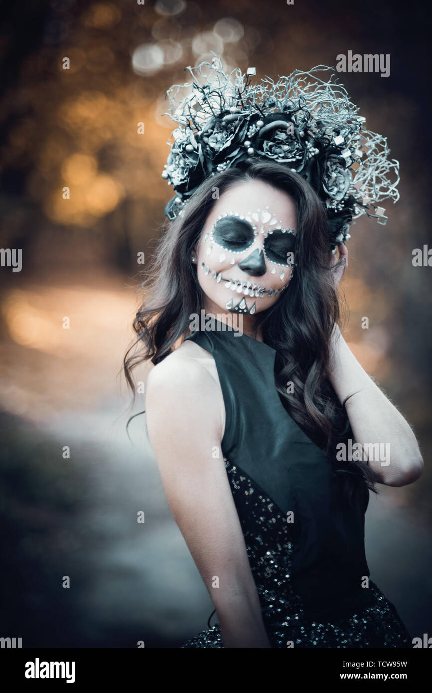 Closeup retrato de Calavera Catrina en traje negro. Maquillaje de calaveras  de azúcar. Dia de los muertos. El día de los muertos. Halloween Fotografía  de stock - Alamy
