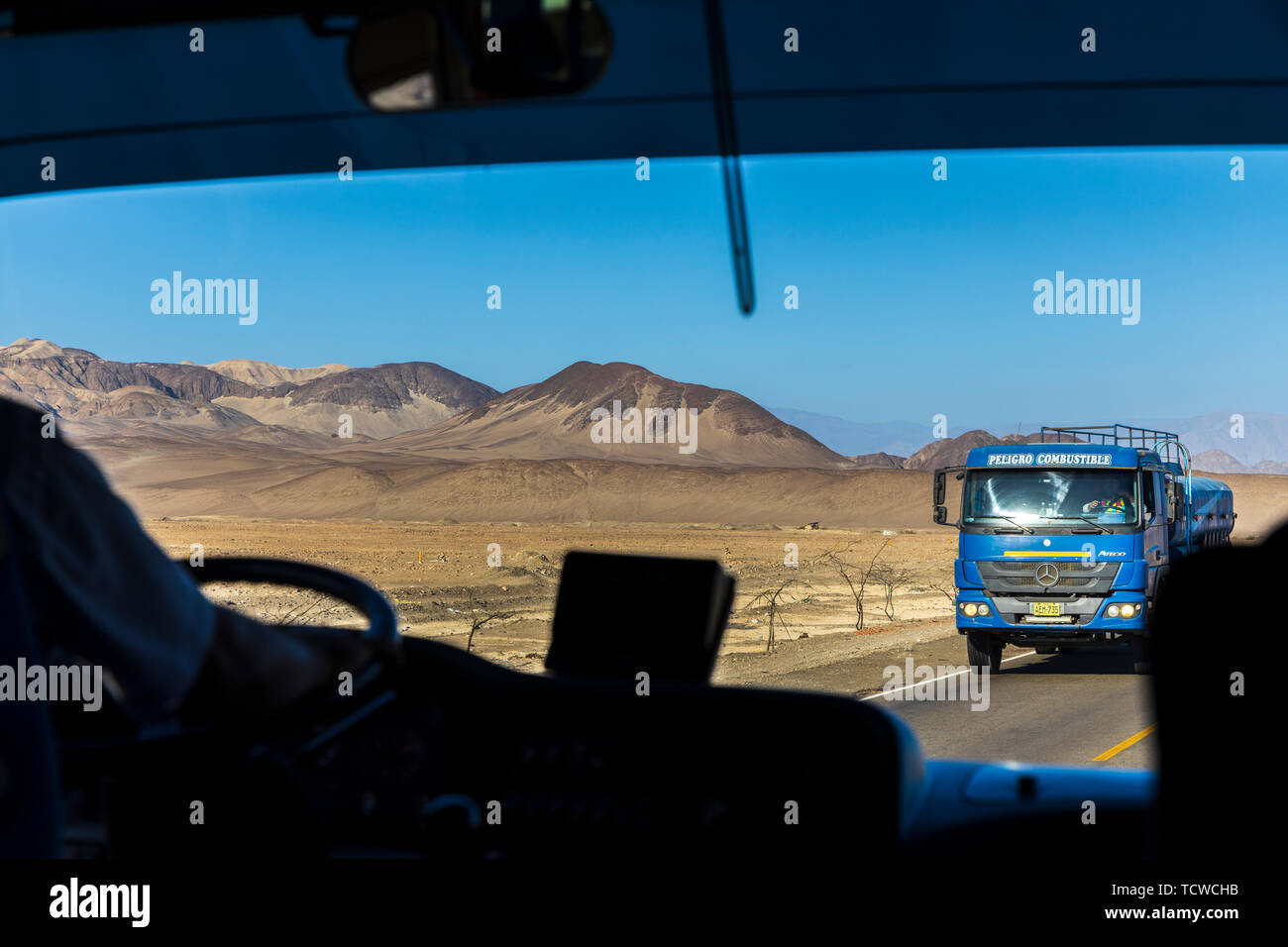 Vistas a través de una ventana de autobús en la carretera de Huacachina a Nazca en Perú Vistas a través de una ventana de autobús en la carretera de Huacachina a Nazca en Perú