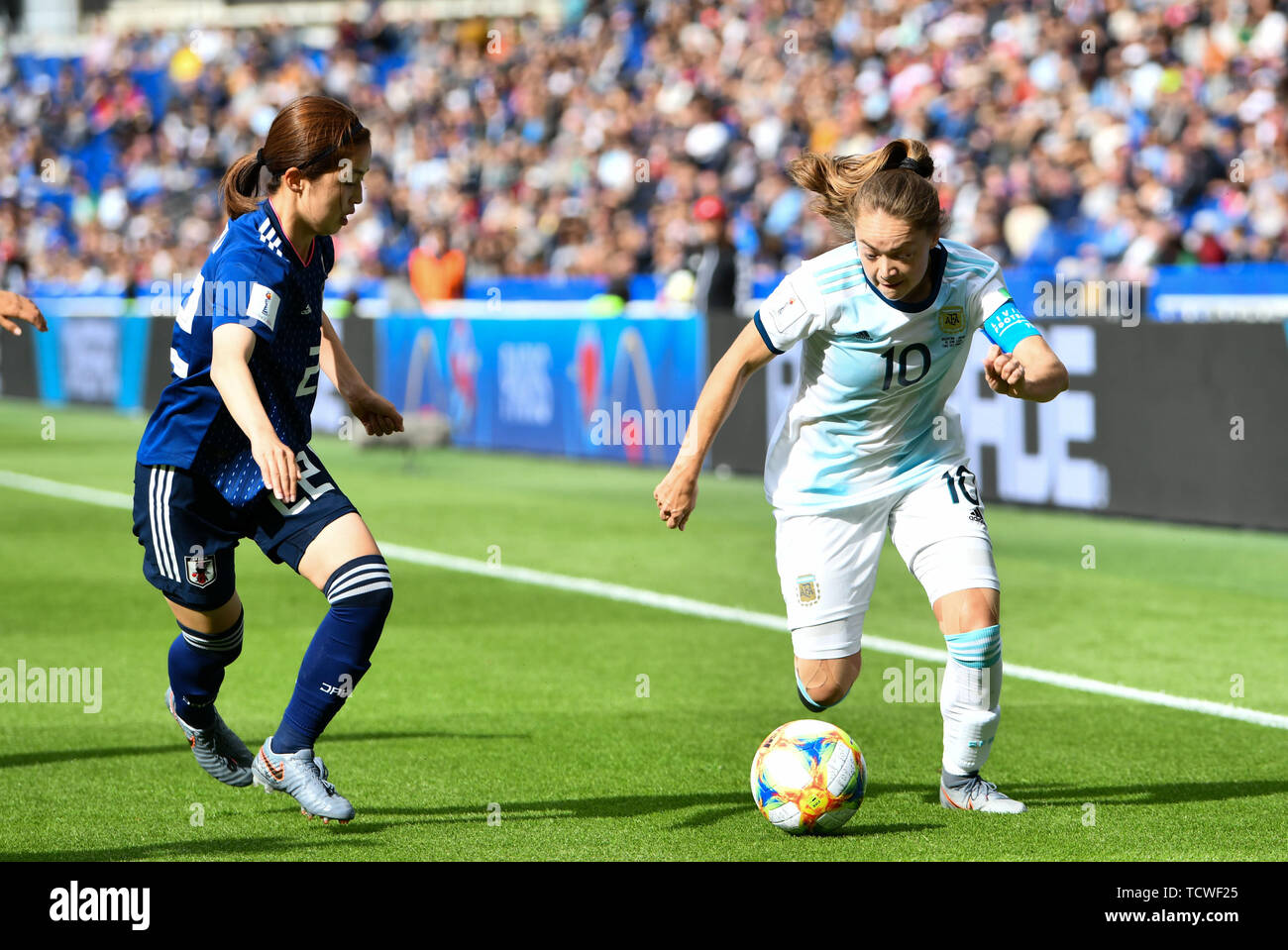 10 junio 2019 France Fútbol Copa Mundial Francia Argentina contra Japón Risa Shimizu (Japón) (22) mira detrás de Estefania Romina Banini (Argentinien) (10 Fotografía de stock - Alamy