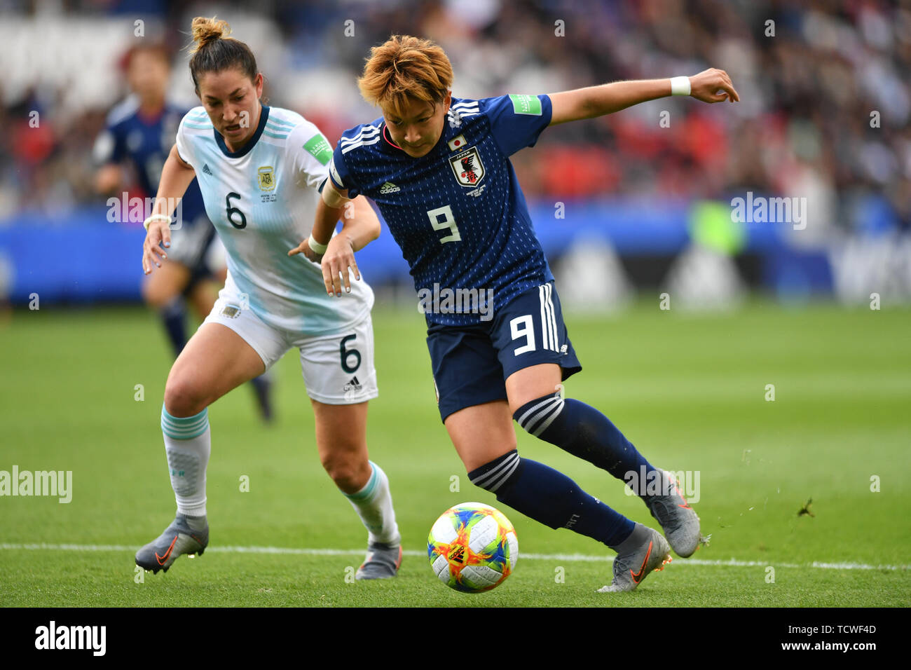 10 junio 2019 Paris, France Fútbol Femenino Francia 2019: Argentina contra Japón Aldana Cometti (Argentinien) (6) tratando de conseguir el balón de Yuika Sugasawa (Japón) (9 Fotografía de stock - Alamy