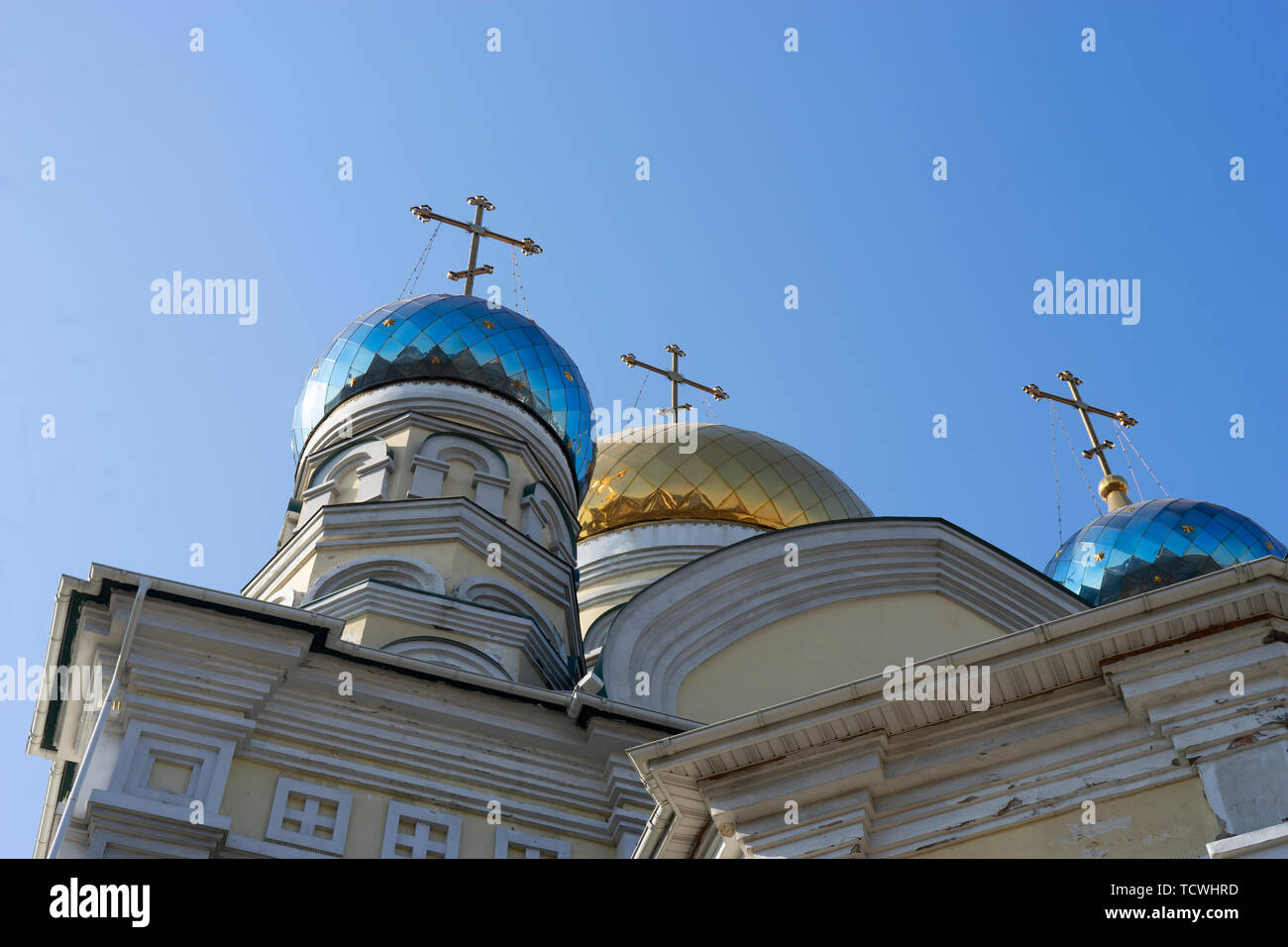 Vladivostok, Primorsky Krai-February 13, 2019: la Catedral Pokrovsky contra el cielo azul Foto de stock
